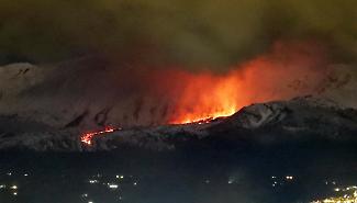 Etna, nuova bocca a bassa quota. Le rassicurazioni del vulcanologo: &laquo;Colata spettacolare, ma lontana dai paesi&raquo;