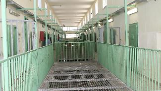 Fiamme in cella per ottenere il trasferimento: tre agenti intossicati al carcere di Trapani