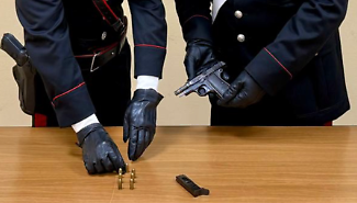 Arrestato a Gela dopo minacce di morte alla moglie e le foto con la pistola: 46enne trasferito in carcere