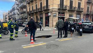 Aperta una voragine in via Roma, traffico e lunghe code nel centro citt&agrave;: sul posto i vigili urbani