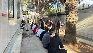 Cinquantatr&eacute; migranti bloccati dai carabinieri lungo la strada di Ponente a Lampedusa: la barca non &egrave; stata trovata