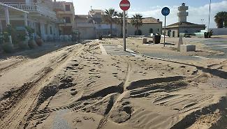 Scoglitti, il lungomare invaso dalla sabbia diventa impraticabile