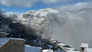 Maxi nevicata sulle Madonie, traffico nel caos tra pullman e auto in difficolt&agrave;