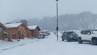 Sull&rsquo;Etna arriva la neve, ma non &egrave; abbastanza per aprire le piste da sci. Eppure il vulcano &egrave; affollato di escursionisti