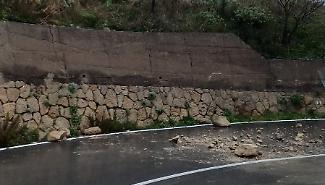 Paura a Enna per la caduta di massi sulla SP 51 "San Calogero": strada chiusa