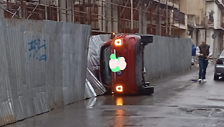 Vittoria, perde il controllo dell'auto e si ribalta: un ferito