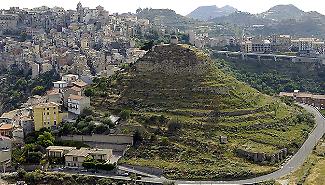 Centuripe, il costone che preoccupa: al via la gara per mettere in sicurezza Monte Calvario