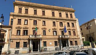 Concerto abusivo in una sala scommesse, tra il pubblico due mafiosi: licenza sospesa e foglio di via per il cantante