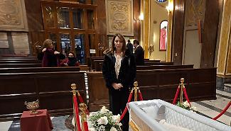 Foto accanto al feretro di Zichichi, a Erice scoppia la polemica sulla sindaca Daniela Toscano