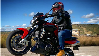 Tragico sorpasso: 29enne in moto perde il controllo sul lungomare di Gela e muore