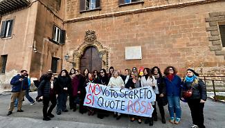 Quote rosa e legge sugli enti locali, protesta davanti all'Ars: &laquo;Nessun colpo di mano sulla rappresentanza di genere&raquo;