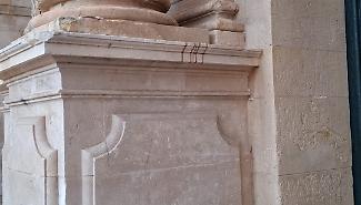 Ragusa, la cattedrale trattata come un cestino dei rifiuti