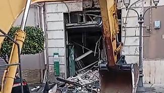 Assalto con escavatore a Valguarnera: sfondano un'intera parete della filiale della banca per rubare il bancomat