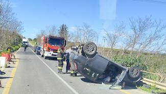 Auto si ribalta sulla statale per Caltagirone, due feriti
