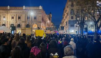 Circa un migliaio a Palermo per l'8 marzo: "Le nostre vite valgono, noi scioperiamo"