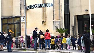 Ragusa, i piccoli di una scuola cittadina dell'infanzia in visita alla Questura