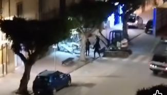 Il furto alla gioielleria La Cagnina : caccia all&rsquo;uomo dopo il maxi blitz con mezzi rubati