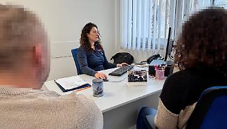 Minacciava l'ex amante e il marito di lei con bastone e coltello: arrestato