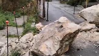 Allarme sicurezza del costone: masso si stacca dalla falesia e chiude l'accesso al porto