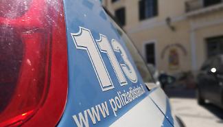 Ubriaco aggredisce i passanti e manda due poliziotti in ospedale