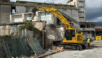 Casa del portuale: avviata la demolizione