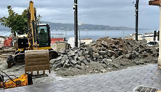 Torre Faro, la riqualificazione si sfalda: pavimentazione smantellata, commercianti in rivolta