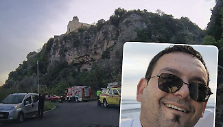 Ispica, una folla immensa e commossa ha partecipato ai funerali di Alessandro Scapellato