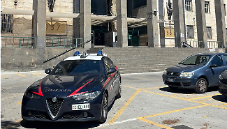 Panico davanti al tribunale: "Voglio parlare con il procuratore". E minaccia di darsi fuoco