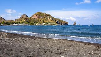 Allarme a Vulcano: la spiaggia di sabbia nera rischia di scomparire. Comitato scrive alle Istituzioni