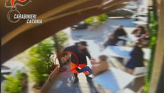 Geloso della sorella accoltella uno suo pretendente: 59enne arrestato nel Catanese