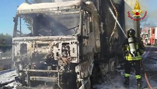 Modica, camion in fiamme sulla Ss 115