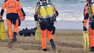 Disperso in mare, ricerche senza sosta ma del 14enne ancora nessuna traccia