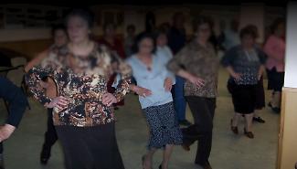 Il Comune di Enna d&agrave; lo sfratto al Centro Anziani, i nonnini lo occupano: &laquo;Non vogliamo andare via da qui&raquo;