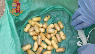 Ingerisce pi&ugrave; di 30 ovuli di eroina e finisce in ospedale: un arresto a Palermo