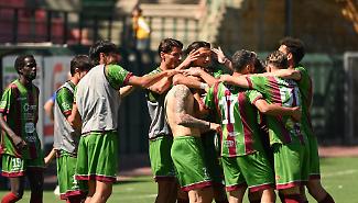 la gioia dopo il gol del vantaggio della Sancataldese