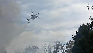 Paura all'Arenella: vasto incendio alimentato dal vento, famiglia evacuata