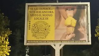 &laquo;Se lei ti piace...&raquo;: la pubblicit&agrave; sessista fa scoppiare la polemica (e il cartellone viene rimosso in poche ore)