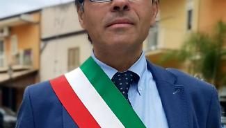 Manifesto funebre con la foto del sindaco Spinelli: seconda intimidazione in una settimana