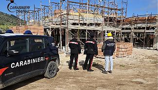Trattore senza revisione provoca grave infortunio; lavoro in nero e gravi violazioni: denunce dei carabinieri del NiI
