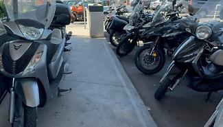 Aeroporto di Catania, la denuncia: &laquo;Motorini bloccano noi disabili&raquo;. Sac Service: &laquo;Ci dispiace, &egrave; una lotta contro gli incivili&raquo;
