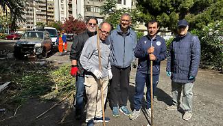 Minacciati da chi sporca il quartiere, i cittadini fanno da soli: armati di pale e rastrelli puliscono le strade