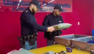 Gela, tre chili e mezzo di droga nel garage abbandonato