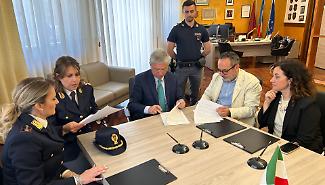 La firma in questura