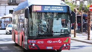 Verificatore AMTS aggredito sull'autobus con un pugno al mento e senza motivo