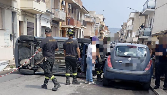 Vittoria, auto si ribalta in pieno centro urbano: quattro feriti