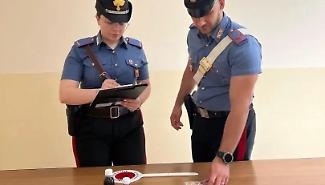Oltre 300 grammi di droga nascosti nelle pareti di casa: arrestato 69enne