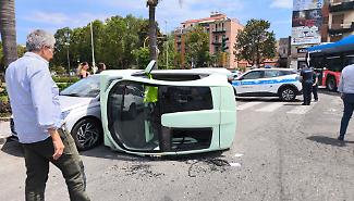 Incidente in viale Vincenzo Giuffrida, minicar si schianta su un'auto posteggiata