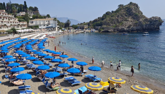 Stangata Taormina, &egrave; in Sicilia la spiaggia che ha registrato il rincaro pi&ugrave; alto d'Italia: la classifica di Altroconsumo