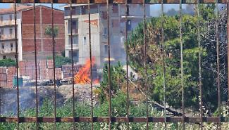 Inferno di fuoco a Favara, brucia un'azienda edile: colonna di fumo nero e panico tra i residenti