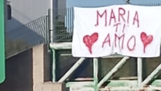 E su uno dei ponti di Pozzallo sbuc&ograve; lo striscione con la scritta "Maria ti amo"